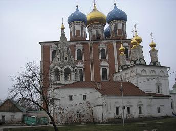 Рязанский кремль.Церковь Богоявления на фоне Успенского собора