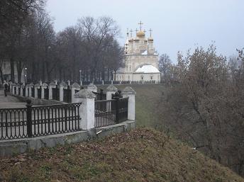 вид на церковь в сквере у Соборной площади